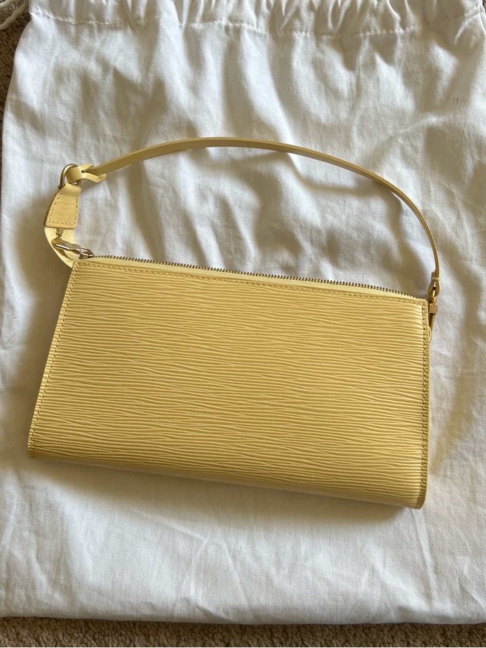 Louis Vuitton butter yellow Epi Pochette - Picture 2 of 8